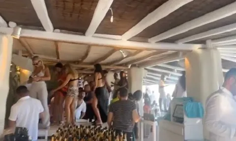 Đại diện Salah ăn mừng với chân dài và sâm panh