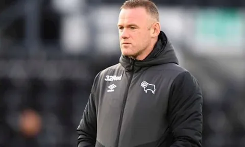 Rooney đã đúng, vấn đề lớn nhất của Pogba không phải là tiền vệ phòng ngự