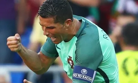 6 lần Ronaldo nổi điên: Từ ném micro đến nằm sân gào khóc