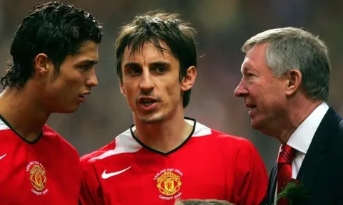 Neville khuyên M.U tống khứ Ronaldo