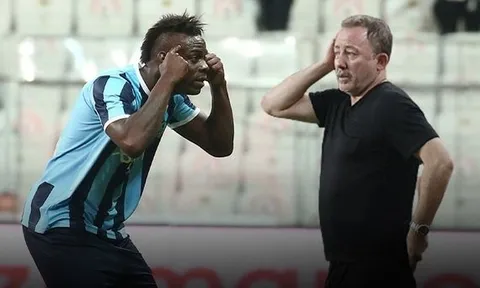 Balotelli ăn mừng bàn thắng, chế nhạo HLV đối thủ sau khi bị chê không não