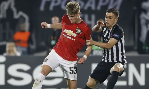 Martial ghi bàn, nhưng có một người được tung hô như Philipp Lahm