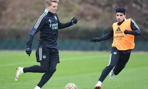 Trả giá ngang ngửa, Arsenal muốn M.U ôm hận vì đá tảng Barca
