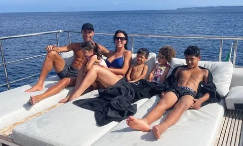 Georgina ngó lơ gia đình sau khi gặp được Ronaldo