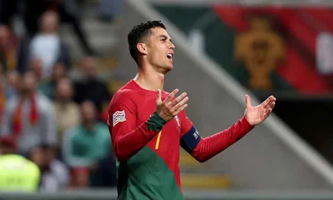 Ronaldo bị truyền thông quê nhà ‘quay lưng’, yêu cầu cho dự bị như ở MU