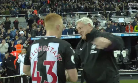 Gary Neville: Hãy nhìn nụ cười đó!