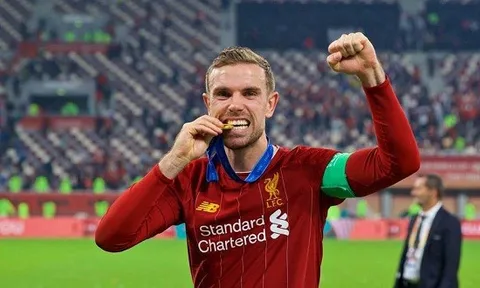 Vừa nâng cúp ở Qatar, thủ quân Liverpool đã nghĩ đến Leicester