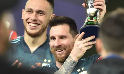 CHÍNH THỨC: Messi nâng cúp với đội tuyển Argentina