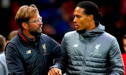 ''Klopp biết hạ thấp những lời khen ngợi chỉ bằng cái nháy mắt''