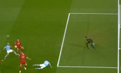 Gary Neville: "Đó là 1 pha bóng chạm tay"