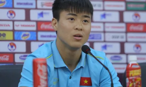Trung vệ Đỗ Duy Mạnh tự tin bắt chặt Teerasil Dangda