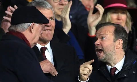 SỐC! Ed Woodward tranh cãi kịch liệt với Sir Alex trên khán đài