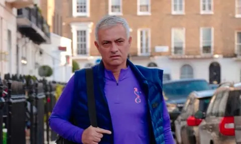 Rất giải trí! Mourinho làm điều "lạ nhưng quen" ở London
