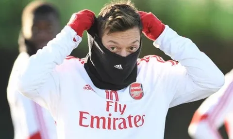 Man City ở phía trước, Aubameyang và Ozil 'lên đồ' kín như bưng hệt nhau