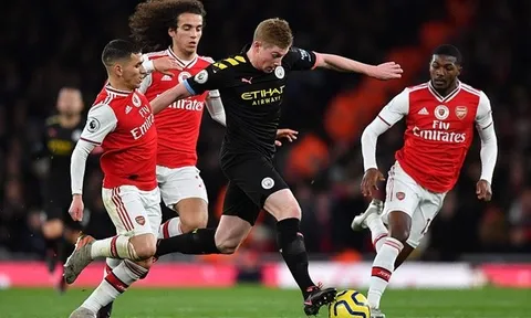 "Arsenal dùng cậu ấy như một tấm khiên, họ không nên làm thế"