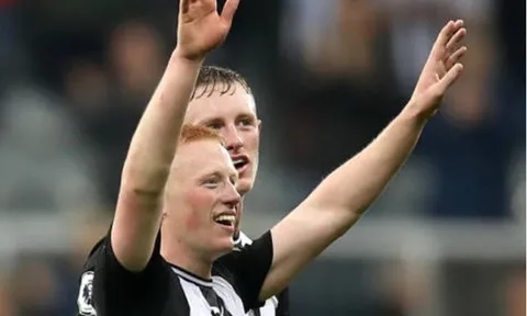 'Hành hạ' Man Utd, anh em nhà Longstaff đồng loạt phá vỡ im lặng