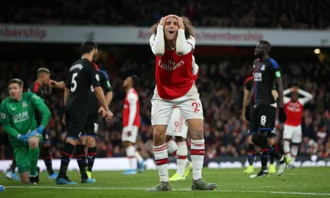 VAR xuất hiện, Arsenal mất 3 điểm theo kịch bản không tưởng