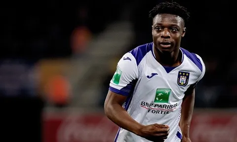 "Ông ta đang chơi Football Manager với Chelsea!"