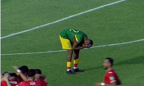Sissako bị đuổi ngay sau khi phản lưới ở vòng loại World Cup