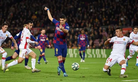 Chẳng cần nhìn, kẻ thất sủng Barca vẫn lập siêu phẩm chấn động Camp Nou