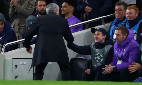 Không chỉ cảm ơn suông, Mourinho dành tặng món quà đặc biệt cho cậu bé nhặt bóng