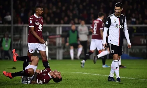 Cầu thủ Torino trổ hết tài 'diễn xuất' nhưng Ronaldo vẫn không bị thẻ đỏ