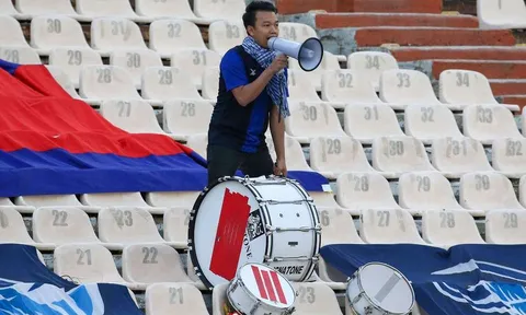 CĐV Campuchia một mình đứng cổ vũ nguyên trận dù đội nhà thua 14-0