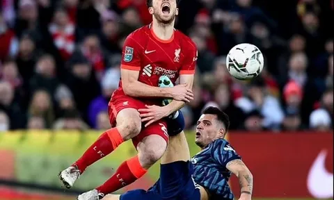 Bỏ bóng đá người, Granit Xhaka lại khiến Arsenal khốn đốn