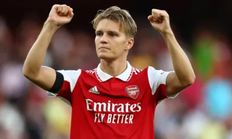 HLV Brentford so sánh sao Arsenal với De Bruyne