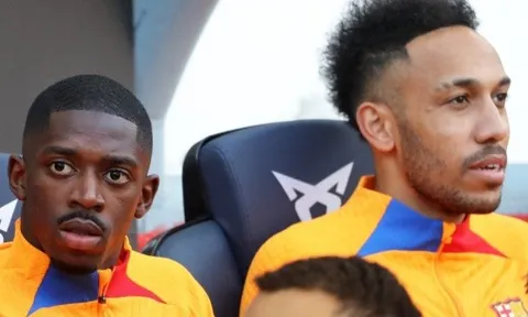 Dembele yêu cầu các đồng đội chuyển chỗ sang 1 bên để ngồi cạnh sao Barca