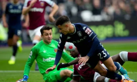 Coutinho bị phong tỏa; Ngôi sao quỳ gối ôm mặt khóc sau khi ghi bàn