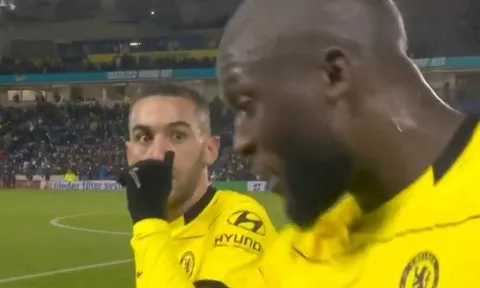 Vừa hết hiệp 1, Lukaku tranh luận với Ziyech