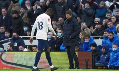 Sao Tottenham lầm lũi cúi mặt rời sân, bị fan Spurs la ó
