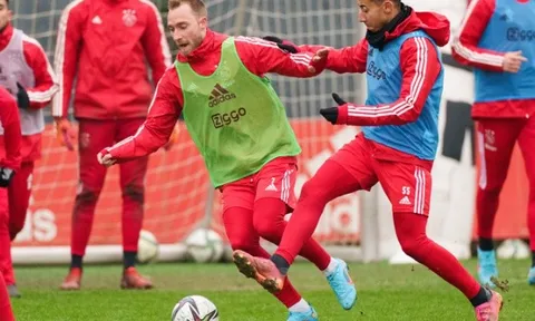 Chưa có CLB mới, Eriksen phô diễn thương hiệu trên sân tập Ajax