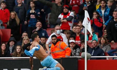Ăn mừng nhiệt, các ngôi sao Man City bị ném giấy toilet