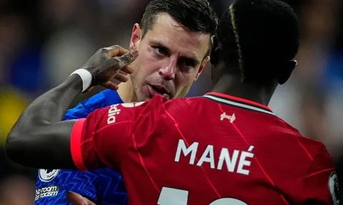 Mane giương cùi chỏ, quật tay vào mặt thủ lĩnh Chelsea