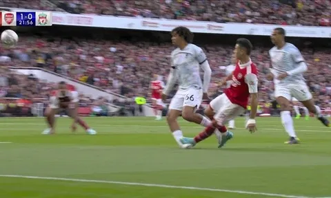 2 tình huống kinh dị ở trận Arsenal
