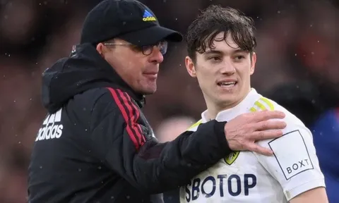 Rangnick vào sân can ngăn học trò, ôm Daniel James