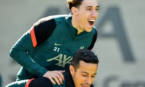 Salah cười với Diaz, đồng đội nhảy lên lưng Thiago hò hét