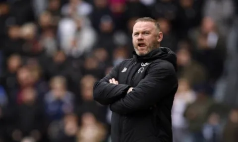 Loạt trận giữa tuần hạ màn, cửa trụ hạng của CLB Rooney ngày càng hẹp