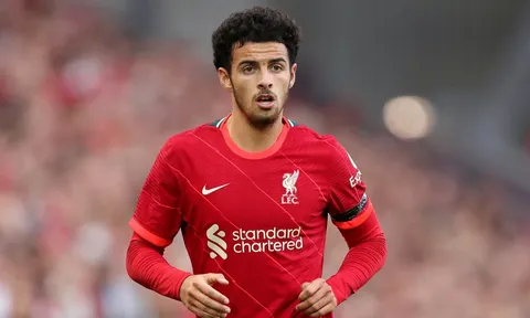 Thần đồng Liverpool nên tạm chia tay Anfield?