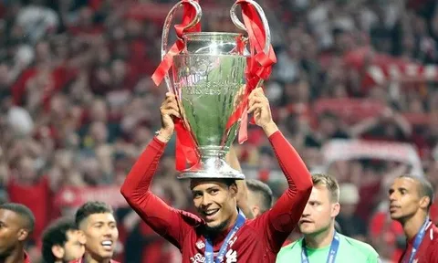 Trò chuyện cùng FIFA, Van Dijk nói lời thật lòng về mùa giải 2018/19