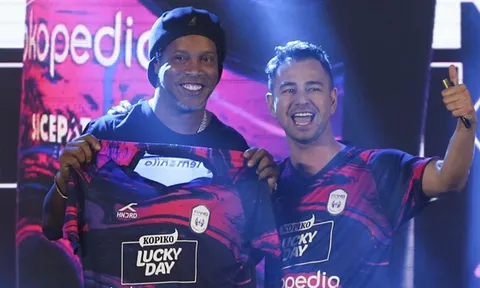 Ronaldinho gây bão khi xuất hiện ở Indonesia