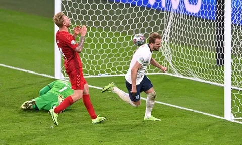 Kane phả hơi nóng vào Ronaldo ở cuộc đua giày vàng