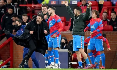 UEFA trừng phạt Man United