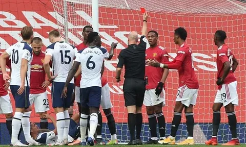 Mark Clattenburg: "Martial và Lamela đều xứng đáng nhận thẻ"