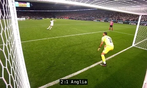 Maguire khiến camera tan vỡ sau cú sút penalty uy lực