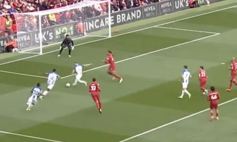"Liverpool bị xuyên thủng như miếng bơ"