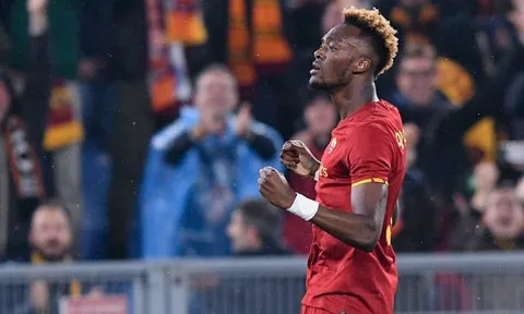 Abraham ghi bàn thắng quý như vàng, giúp Roma điền tên vào chung kết