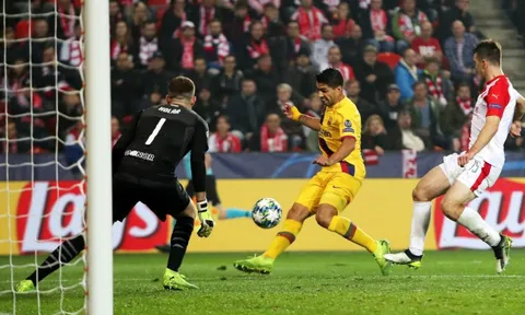 "Ác mộng" 4 năm vẫn đang vùi dập Luis Suarez!